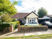 3 bedroom chalet for sale in Parkstone Drive, Southend...