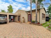 3 Bedroom cottage rented in Bromhof, Randburg