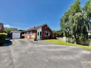 3 bedroom detached bungalow for rent in Beverley Close,...