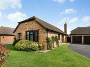 3 bedroom detached bungalow for sale in Woodcote...