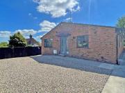 3 bedroom detached bungalow to rent in Manor Road,...