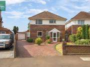 3 bedroom detached house for rent in Broomfield Avenue,...