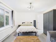 3 bedroom detached house for rent in Cliveden Close,...