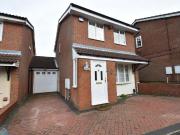 3 bedroom detached house for rent in Rochford Drive,...