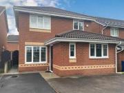3 bedroom detached house for sale in Lowry Close...