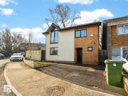 3 bedroom detached house for sale in Mountbatten Close,...