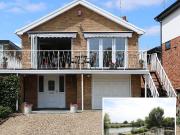 3 bedroom detached house for sale in River Gardens,...