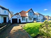 3 bedroom detached house for sale in Woodland Way, Petts...