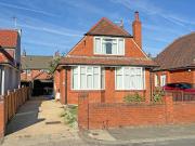 3 bedroom detached house for sale in Woodlands Grove,...