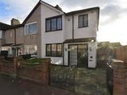 3 bedroom end of terrace house for rent in Beamway...
