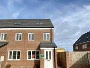 3 bedroom end of terrace house for rent in Helm Close... 3 bedroom end of terrace house for rent in Helm Close...