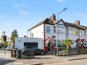 3 bedroom end of terrace house for sale in Kitchener...