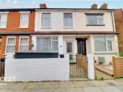 3 bedroom end of terrace house to rent