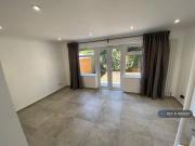 3 bedroom end of terrace house to rent