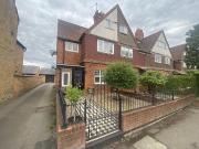 3 bedroom end of terrace house to rent