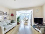 3 bedroom end of terrace house to rent