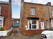 3 bedroom end of terrace house to rent