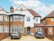 3 Bedroom Flat For Rent In Acton, London
