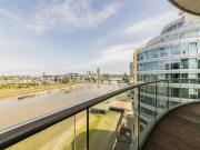3 bedroom flat for rent in Bridges Court Road,...