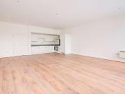 3 bedroom flat for rent in Christchurch Avenue, Kilburn nw6
