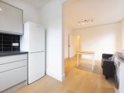 3 bedroom flat for rent in High Road, London, N2