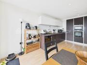 3 bedroom flat for rent in Hyperion Tower, Pump House...