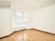3 bedroom flat for rent in Leslie Road, Leyton,...