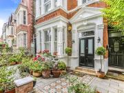 3 bedroom flat for rent in Mount View Road, London, N4