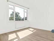 3 bedroom flat for rent in Park Farm Close, London, N2