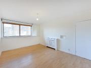 3 bedroom flat for rent in Parkgate Road, Battersea,...