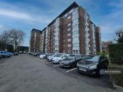 3 bedroom flat for rent in Raffles House, London, NW4
