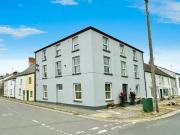 3 bedroom flat for sale