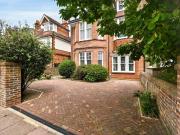 3 bedroom flat for sale