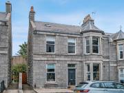 3 bedroom flat for sale