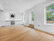 3 bedroom Flat to rent in Chatsworth Road, Kilburn,...