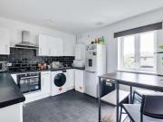 3 bedroom flat to rent in Holywell Close London SE16...