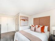 3 bedroom flat with 1 reception and 2 bathrooms in Hyde...