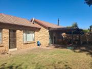 3 Bedroom Freestanding To Let in North Riding
