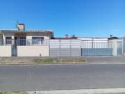 3 bedroom home with garaging for 4 c.