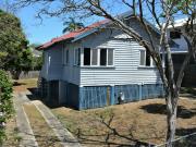 3 BEDROOM HOME WITH HANDY ACCESS TO EVERYTHING !