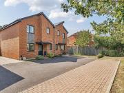 3 bedroom house for sale in Portsmouth Road,...