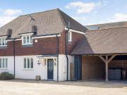 3 Bedroom House Horley Surrey 90791356
