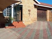 3 Bedroom House in Azaleapark