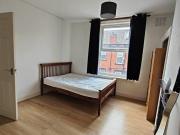 3 Bedroom house in Hyde Park – Available July
