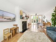 3 Bedroom House Leatherhead Surrey 94171093