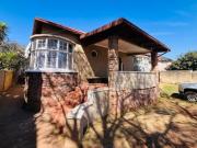 3 bedroom house with 2 cottages