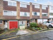 3 Bedroom House Woking Surrey 99130332