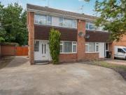 3 Bedroom House Woodley Berkshire 91937224