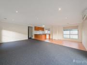 3 Bedroom in Lakeside!