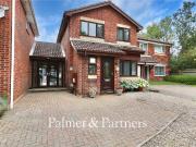 3 bedroom link detached house for sale in Bramblewood,...